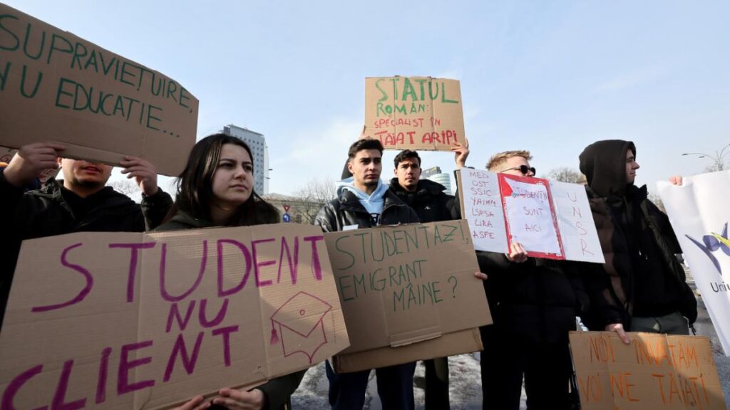 Protest al studenților împotriva măsurilor Guvernului: Ministrul Educației, dialog cu tinerii în Piața Victoriei