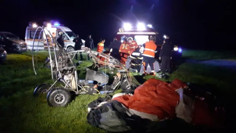 Accident tragic în Bihor: Doi oameni au murit după ce s-au prăbușit cu motoparapanta