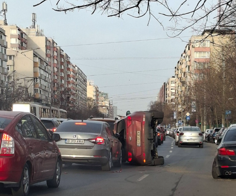 Accident lângă Spitalul Colentina din București. Șase mașini implicate, una s-a răsturnat. O femeie a ajuns la spital