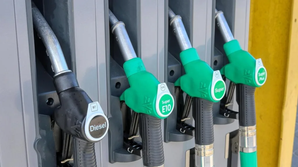 Prețurile la carburanți au crescut, dar chiar câștigă masiv statul? Calculul făcut de un economist după scumpiri