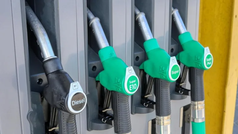 Prețurile la carburanți au crescut, dar chiar câștigă masiv statul? Calculul făcut de un economist după scumpiri
