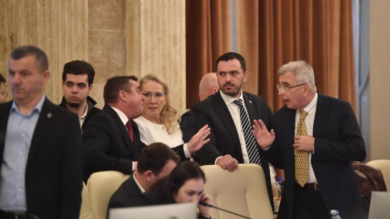 Scandal în Parlament: Amendamentul PSD privind ajutoarele pentru pensionari, picat de două ori la vot / Dezbaterile din comisiile buget-finanțe, suspendate până joi / Tensiuni în coaliție/ video