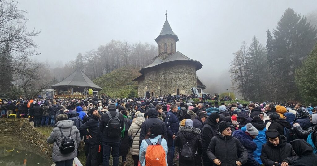 Ce cred tinerii din generația Z despre biserici: „Pe lângă slujbă, statul în picioare două ore mă face să mă simt rău”