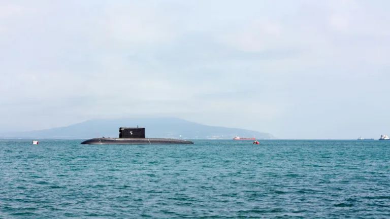 Un iranian și o femeie au încercat să intre într-o bază cu submarine nucleare în Scoția. Au fost arestați