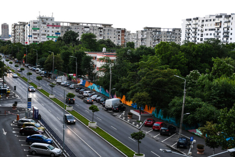 În Bucureștiul de astăzi, dominat de bulevarde largi și blocuri ridicate în grabă, puține locuri mai păstrează memoria orașului de altădată. 