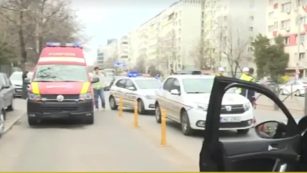 FOTO Accident cu ambulanță în față la Grigore Alexandrescu: un șofer i-a tăiat calea, mai multe mașini implicate. O persoană, la spital