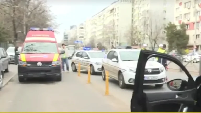 FOTO Accident cu ambulanță în față la Grigore Alexandrescu: un șofer i-a tăiat calea, mai multe mașini implicate. O persoană, la spital