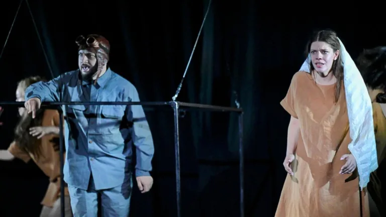 Spectacolul “Omul cel Bun din SÎciuan”, o parabolă modernă despre fragilitatea binelui într-o lume nedreaptă, la Teatrul Infinit