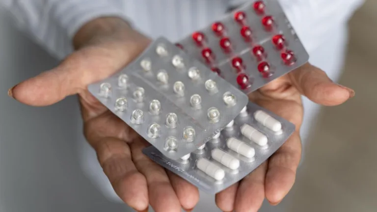 Blocajul din Ormuz ar putea seca stocurile de medicamente? Anunț privind România