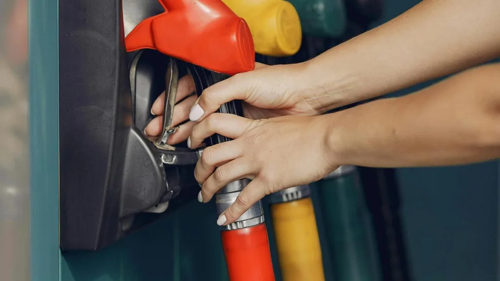 OUG pe carburanți reduce prețul la pompă cu 50 de bani/ litru dar aruncă în aer 80% din firmele din industria petrolieră, spune Radu Georgescu: Am citit de trei ori, rar am văzut așa ceva