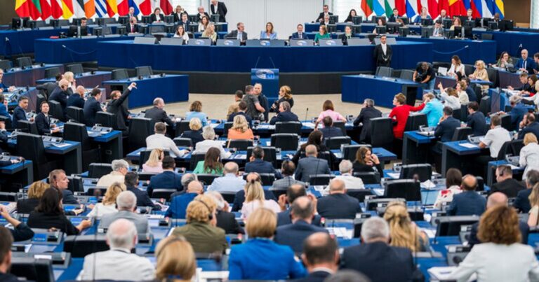 Parlamentul European a aprobat eliminarea taxelor pentru produsele americane, dar cu garanții: „Nu ne vom lăsa intimidaţi”