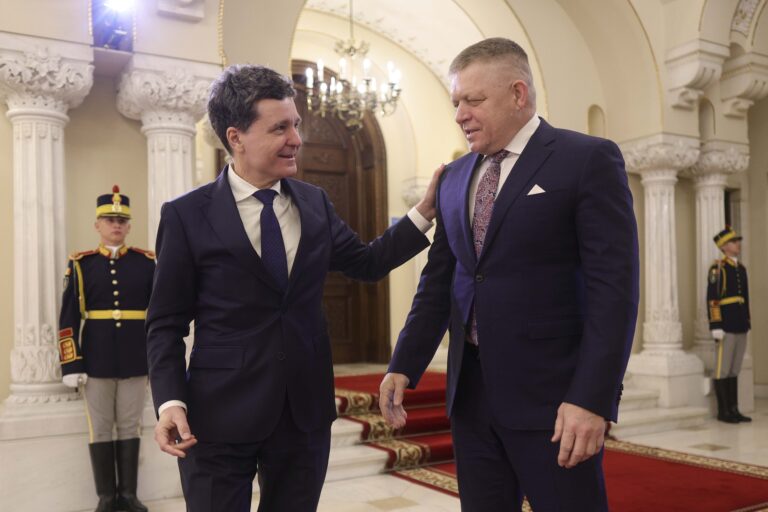 Robert Fico vine astăzi în România. Premierul slovac se întâlnește cu Nicușor Dan și cu Ilie Bolojan