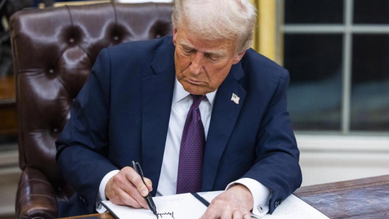Trump interzice administraţiei sale să colaboreze cu companii care desfăşoară politici antidiscriminare