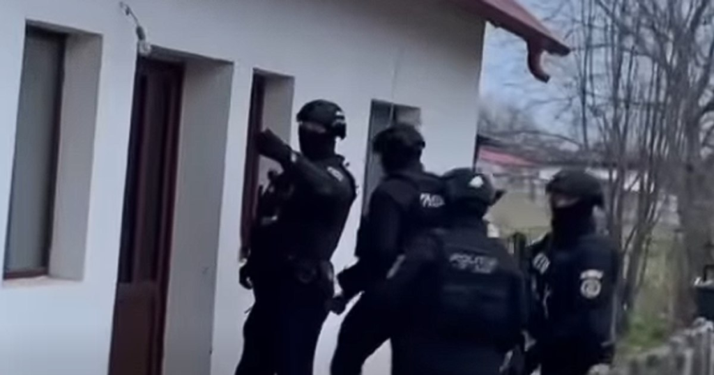 Percheziții în Botoșani. Angajată a unei primării, suspectată că aducea ilegal țigări din Republica Moldova