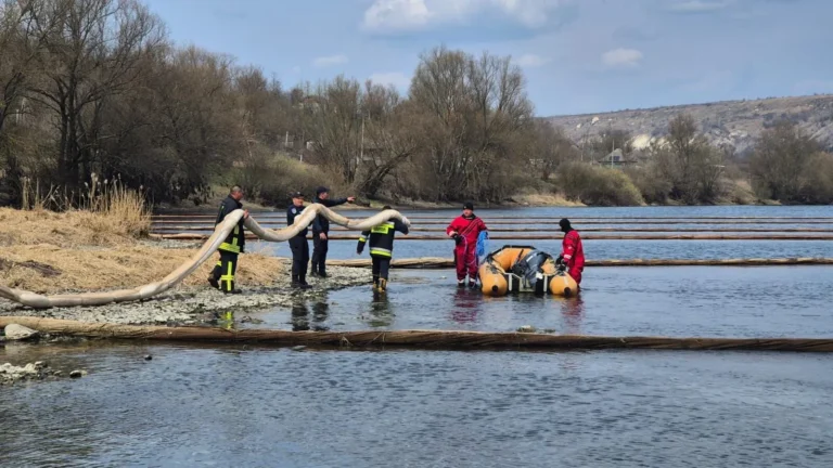 Pericolul ecologic pe Nistru continuă: Polonia trimite 5 tone de material absorbant Republicii Moldova