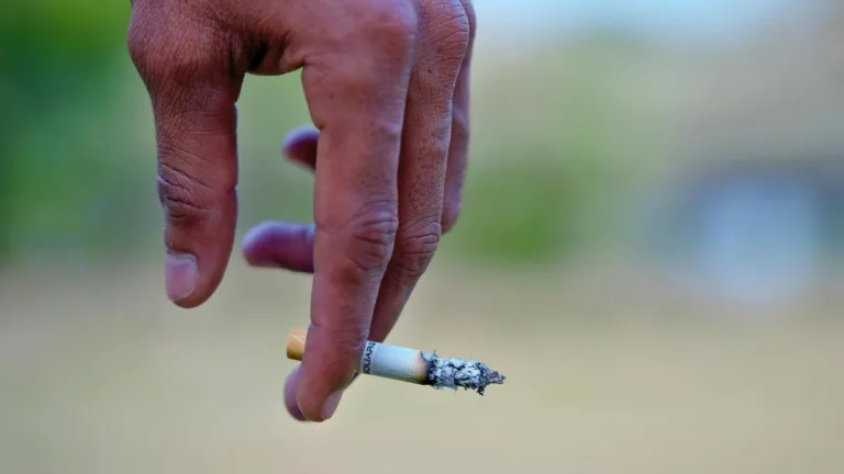 Fumezi de 10 ani? Atunci poți să faci un test rapid, gratuit și nedureros: Îți salvează ani din viață / video