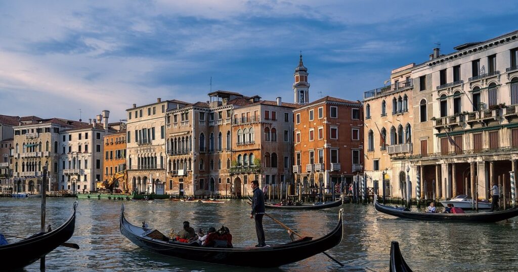 Veneția reintroduce taxa pentru turiști: cine plătește și cât costă accesul în oraș