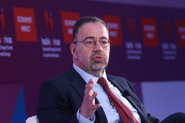 Mesajul unui laureat Nobel pentru Economie, transmis la evenimentul The Economist la București pe tema problemelor democrației liberale: „Au apărut calculatoarele şi au rescris totul”