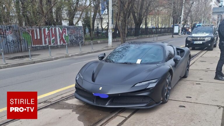 Ferrari ridicat de pe linia de tramvai, în București. Ce amendă a plătit proprietarul mașinii care poate costa și 1 milion €