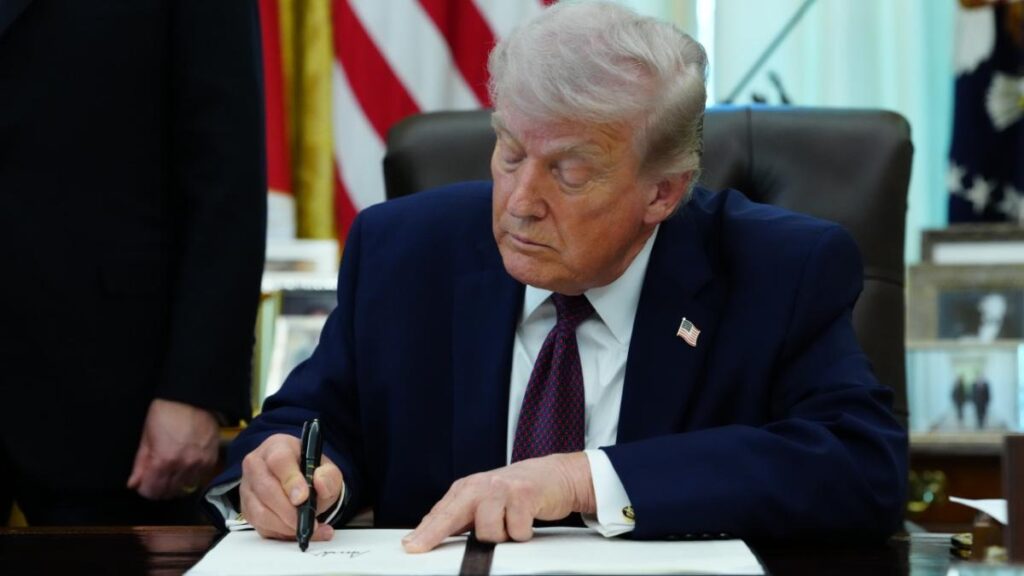 Donald Trump susține că Iranul a cerut un armistițiu, dar SUA îl ignoră