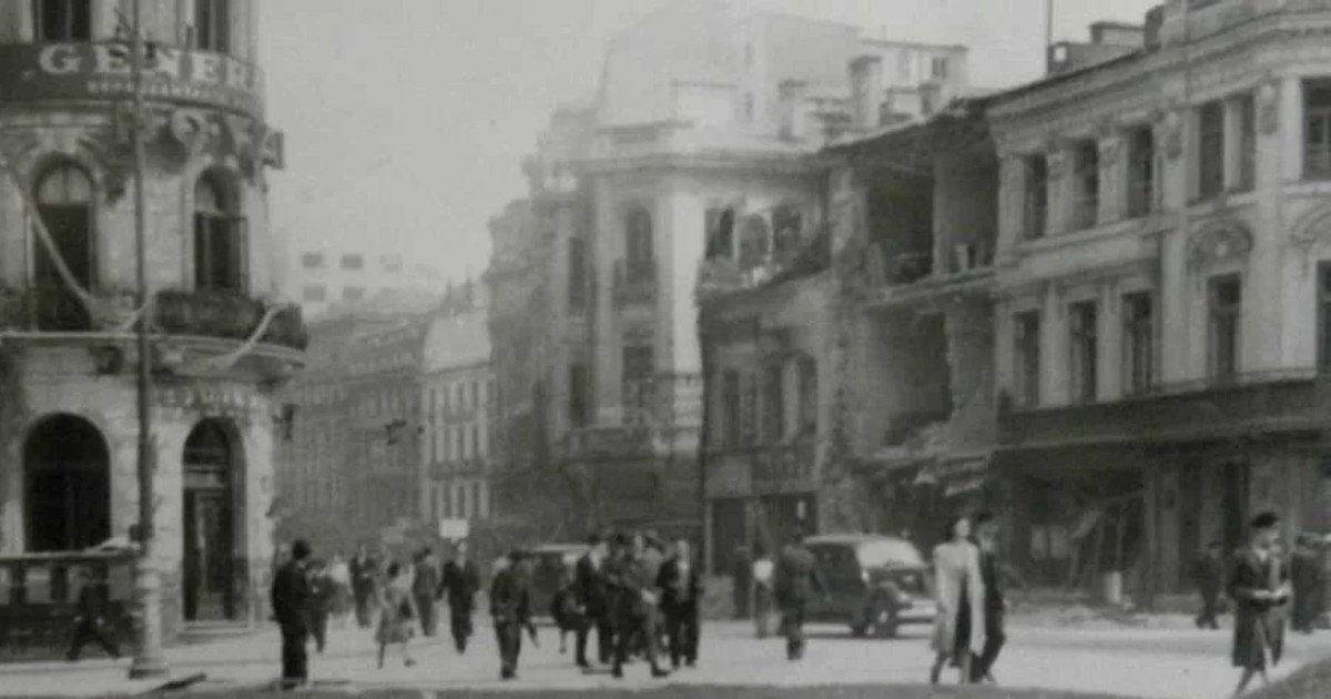 4 aprilie, ziua primului bombardament al aviației anglo-americane asupra Bucureștiului. În 1949 apărea NATO