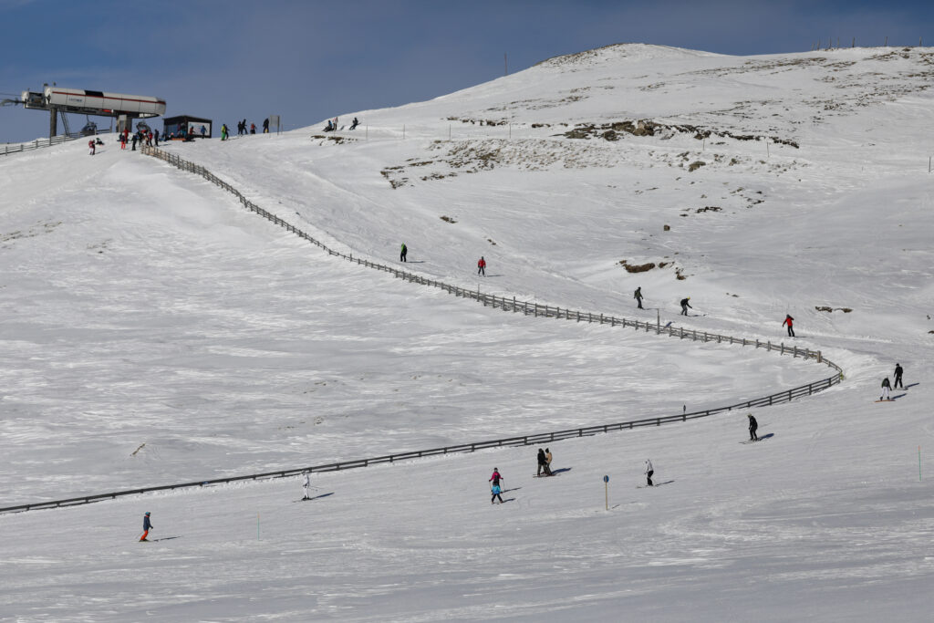 Zeci de turişti stau la coadă să ajungă la pârtiile din Munţii Bucegi, de Florii. Vreme excelentă la Sinaia