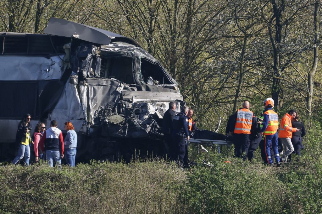 Accident grav în Franța: Un TGV a lovit un camion al armatei, cel puțin un om a murit și 27 sunt răniți