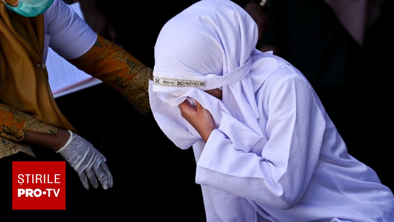 Pedeapsa cruntă la care a fost supus un cuplu în Indonezia. Legea condamnă aspru adulterul