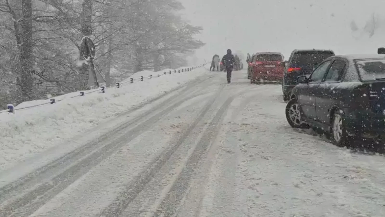 Cold spell, mixed precipitation, strong wind to grip most of Romania through Friday morning