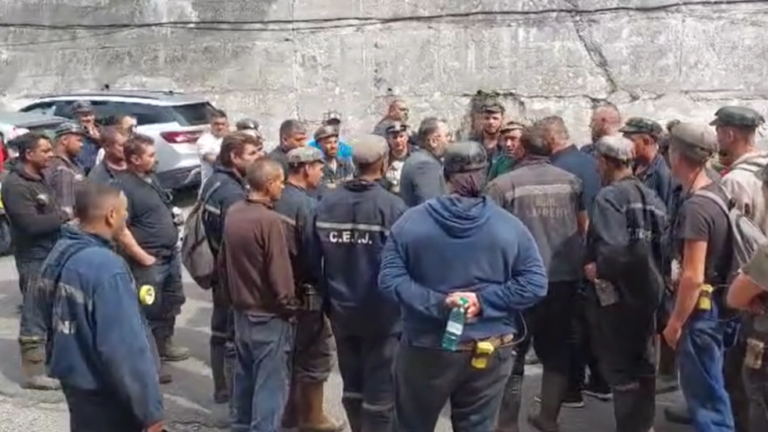 Revoltă în Valea Jiului! Sute de mineri refuză să mai intre în subteran după ce au pierdut primele de Paște / Explicația conducerii
