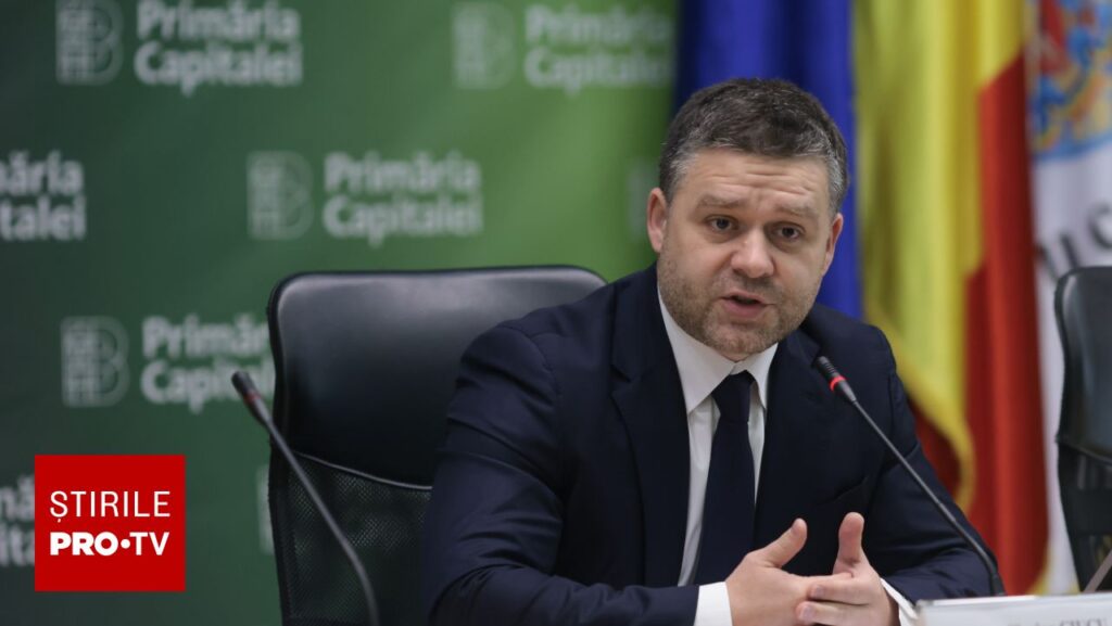 Înainte și după. Ciucu a dat jos prismele ilegale cu reclame din Centru. Deci se poate. Dar de ce a durat atât