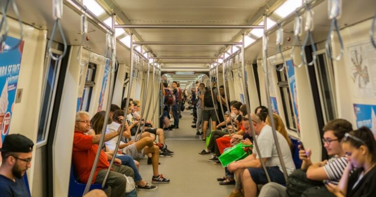 Cum putea fi evitată scumpirea călătoriilor cu metroul. Metrorex plătește 186 de angajați care vând cartele, deși are sute de automate și platformă dedicată
