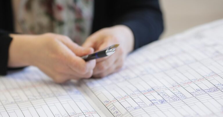 Titularizarea în România: sistem vechi la vremuri noi. Doi profesori spun cum s-ar putea testa în mod real competențele profesorilor