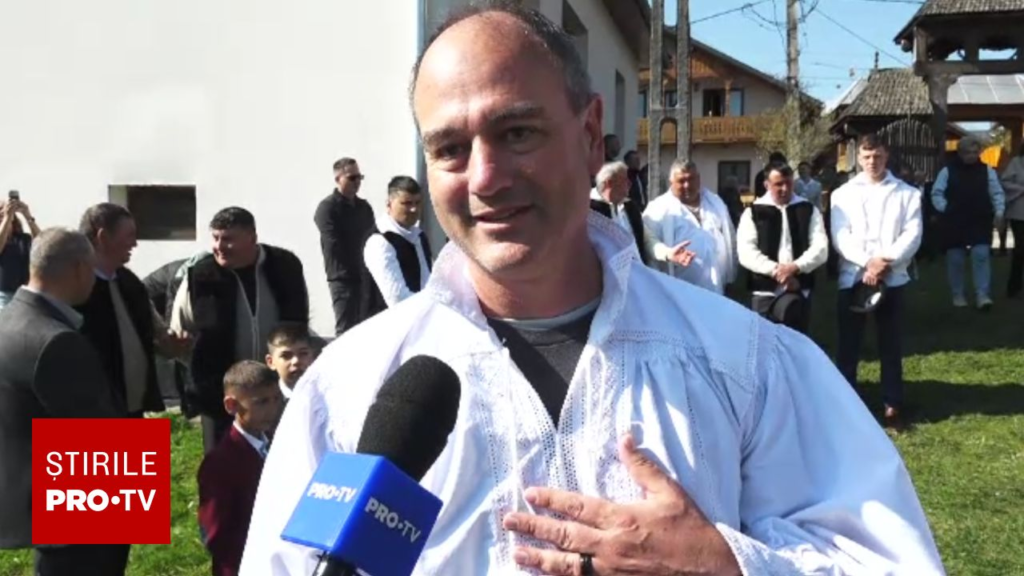 Reacția unui turist din SUA la slujba de paște din Breb, Maramureș. „Îmi place foarte mult România”