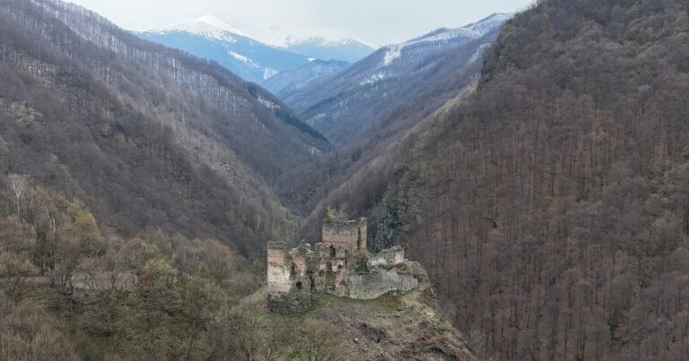 Castelul din Carpați, redescoperit pe un traseu spectaculos. Misterele cetății Colț, părăsită de secole la poalele Retezatului