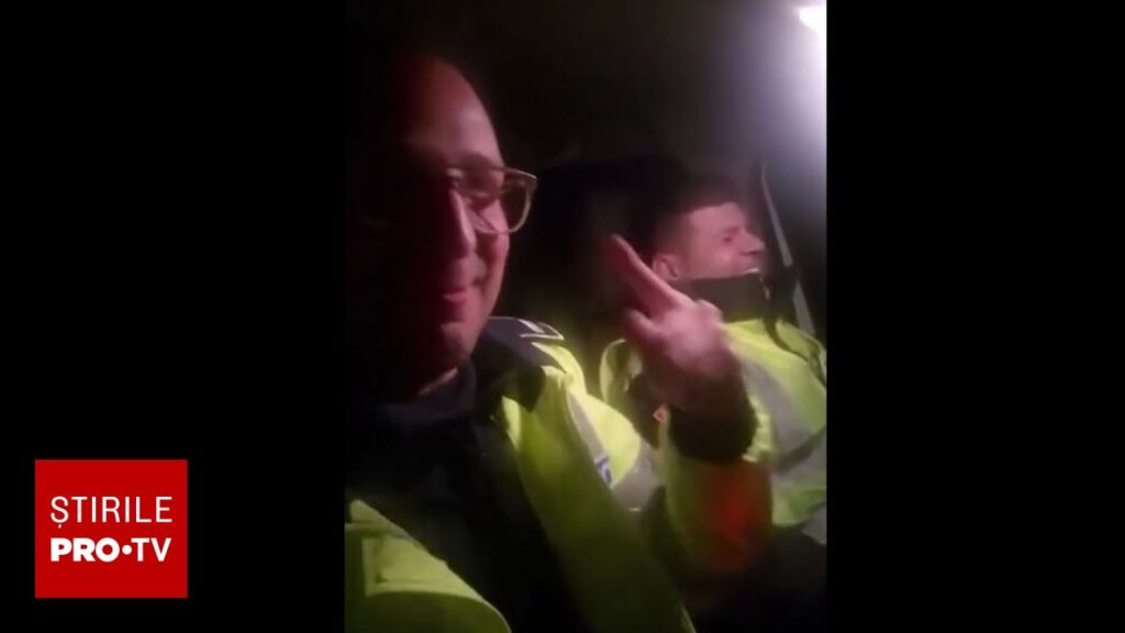 ”Să vină permisele”. Doi poliţişti din Brăila sunt cercetaţi după ce s-au filmat cântând manele în mașina de serviciu. VIDEO