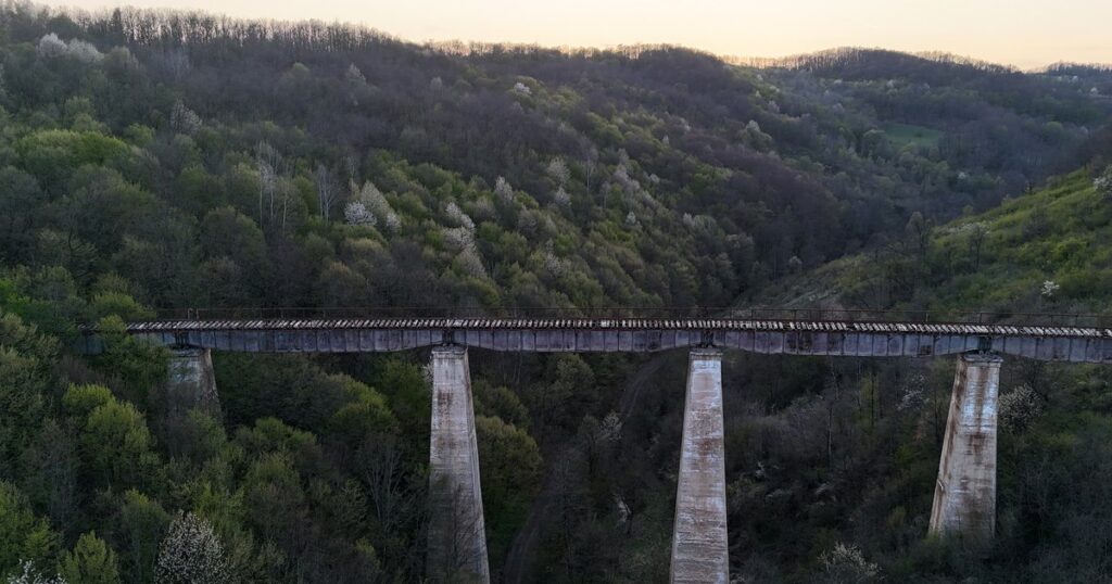 Căile ferate construite în Apuseni, între glorie și ruină. Soarta dramatică a rețelei care a scos din izolare Țara Moților