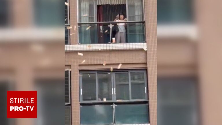 O femeie a aruncat peste 160.000 de dolari de la balcon după ce s-ar fi certat cu soțul ei. Reacțiile trecătorilor. VIDEO