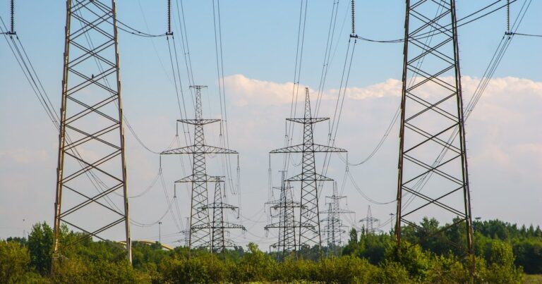 Tranzacție majoră în energie: Premier Energy preia Evryo și Distribuție Energie Oltenia pentru 700 de milioane euro
