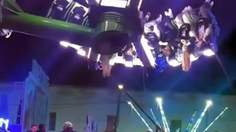 VIDEO Momente de groază la Caransebeș: tineri blocați cu capul în jos într-un carusel defect, intervenție de urgență a pompierilor