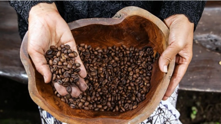 Tranzacție surpriză în industria cafelei: Gigant indian intră în România, unde își face prima bază din Europa