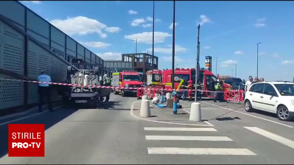 O mașină s-a răsturnat în parcarea unui mall din Pitești, după ce șoferul s-a aplecat sub bord. Trei persoane au fost rănite