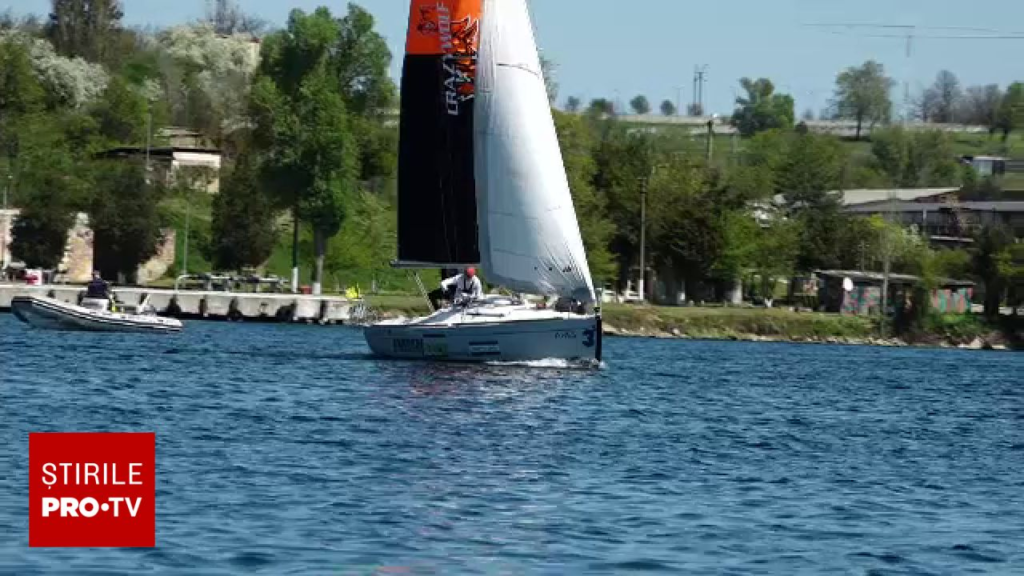 Start spectaculos al sezonului de sailing la Limanu. Curse cu veliere mici, adrenalină, strategie și relaxare pe apă