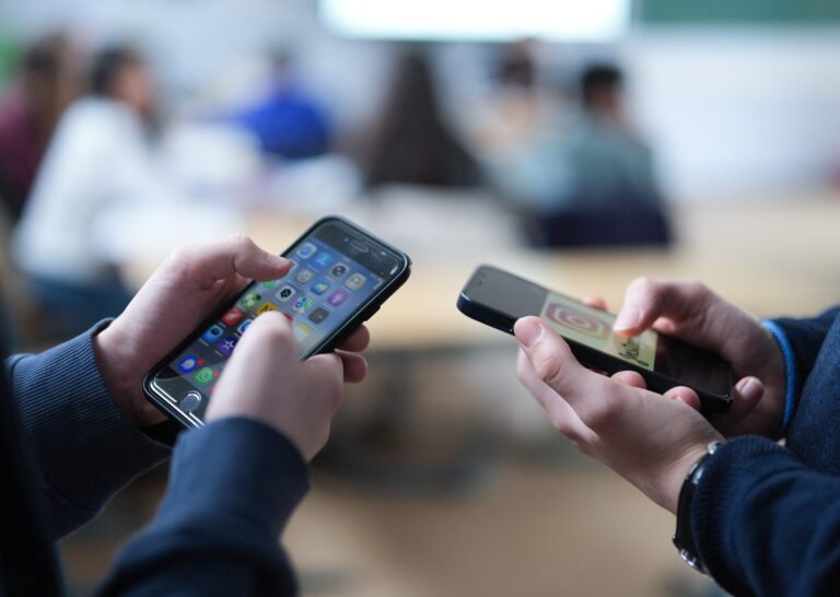 UE aduce o aplicație de verificare online a vârstei care pare să vină cu mai multe probleme decât soluții