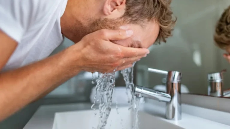 Te speli pe față cu apă rece? Un renumit dermatolog explică de ce nu este bine