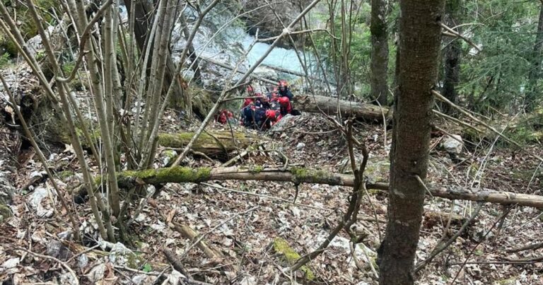 Bărbat rănit grav pe Cheile Bicazului, după ce a căzut într-o prăpastie