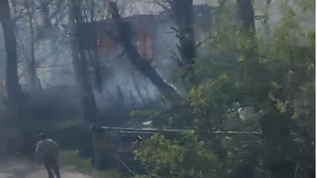 Incendiu de proporții: Ard 11 case în Rucăreni, comuna Soveja, din Vrancea VIDEO/ Incendiul s-a extins