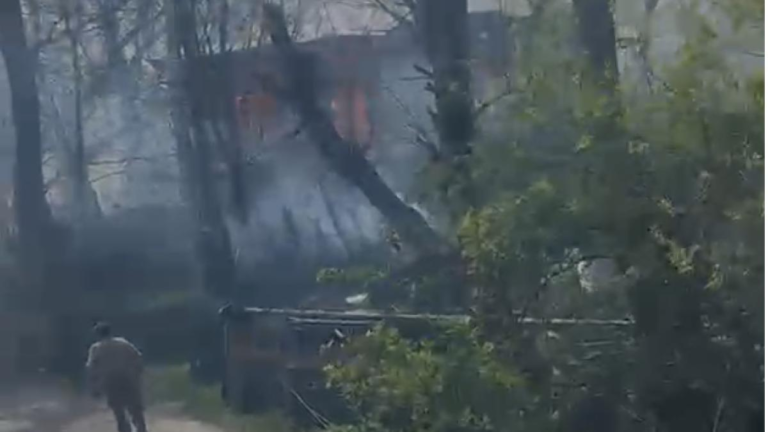 Incendiu de proporții: Ard 11 case în Rucăreni, comuna Soveja, din Vrancea VIDEO/ Incendiul s-a extins