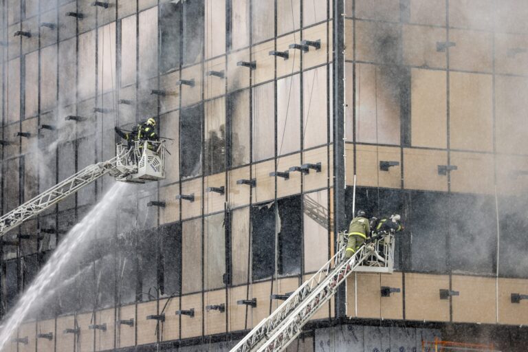 VIDEO Cel puțin șapte persoane au murit într-un incendiu la o clădire din Moscova