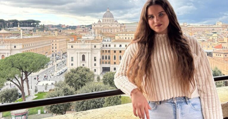 Dintr-o elevă care la 10 ani nu știa să citească a devenit studentă la Tehnică Dentară. Cum poate fi schimbată viața copiilor instituționalizați
